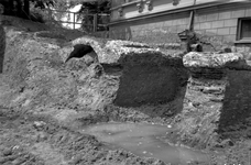 84264 Gezicht op de bij een opgraving gevonden resten van de stadsmuur bij het bastion Sterrenburg te Utrecht; rechts ...